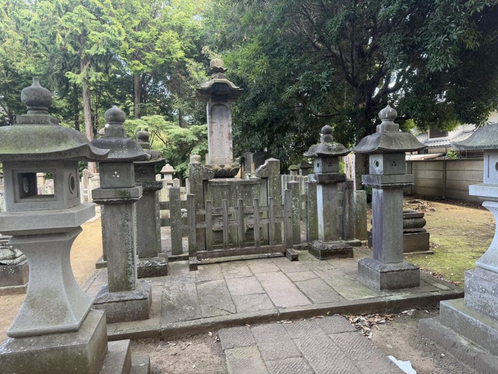 豪徳寺の井伊家墓所