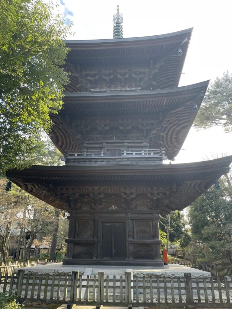 豪徳寺三重塔の猫の彫刻