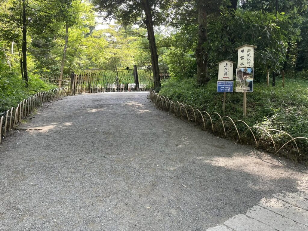 明治神宮御苑へ続く緑に囲まれた道