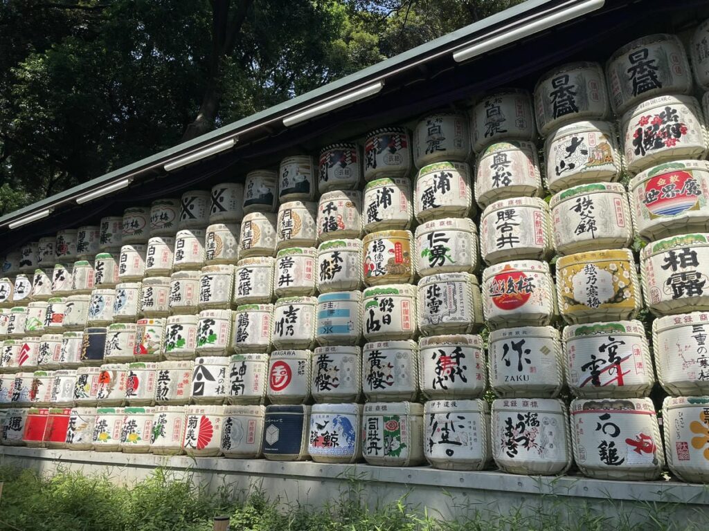 明治神宮の参道に並ぶ奉納された酒樽