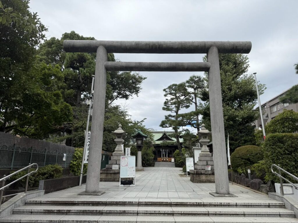 桜神宮の鳥居と境内