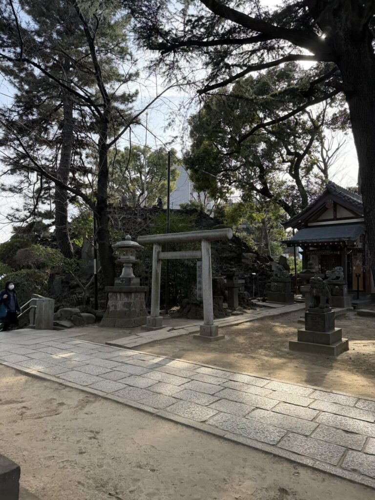 品川神社境内側から見た品川富士の入口