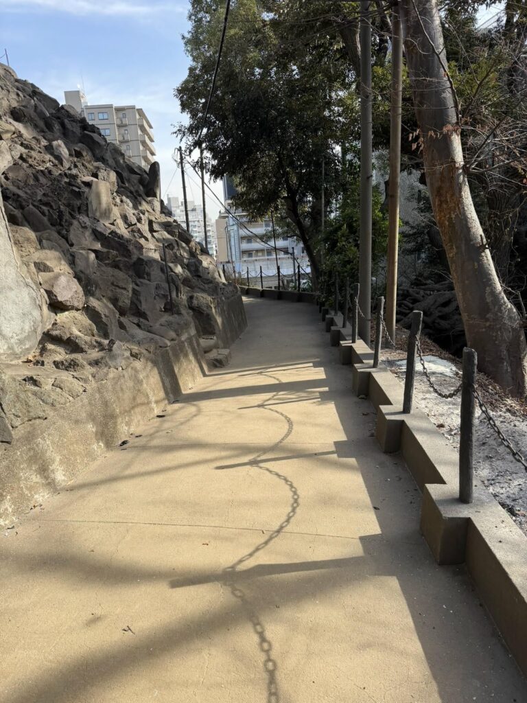 品川富士の境内側入口から続く石の道