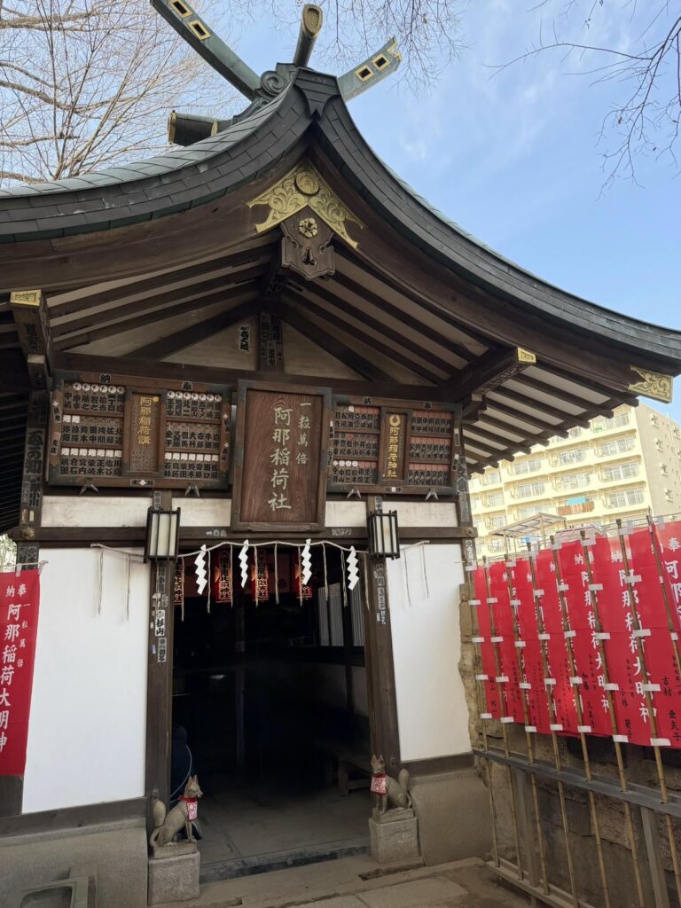 品川神社境内にある阿那稲荷社の外観