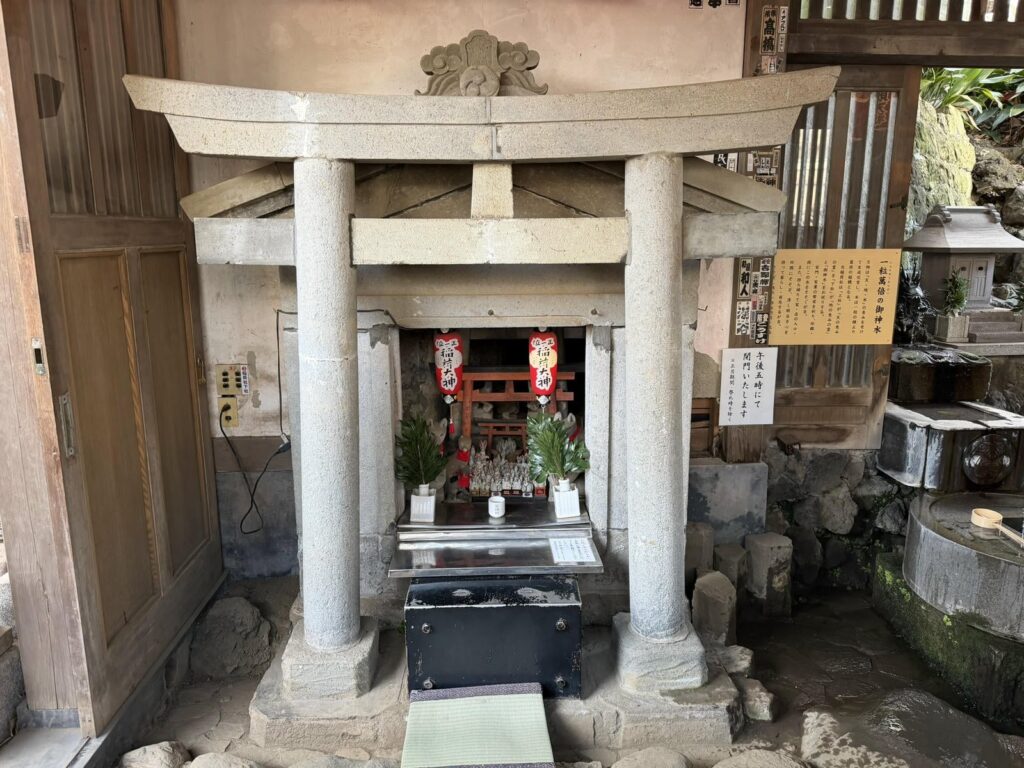 阿那稲荷社の内部