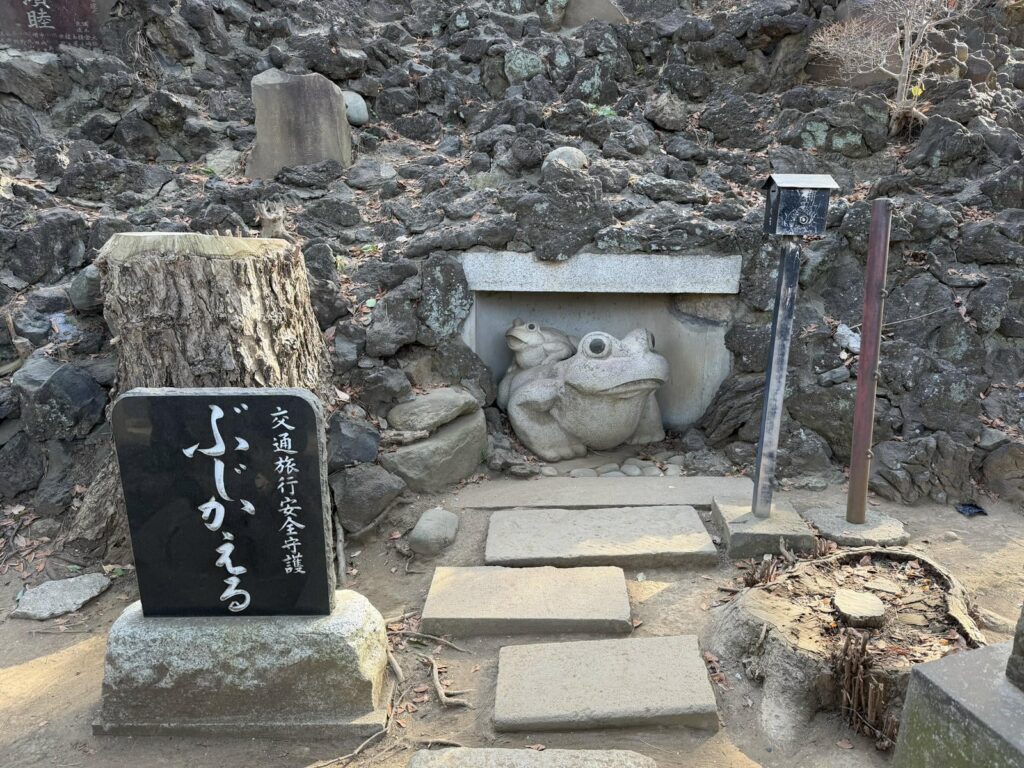 品川神社境内にある交通旅行安全守護ぶじかえるの像