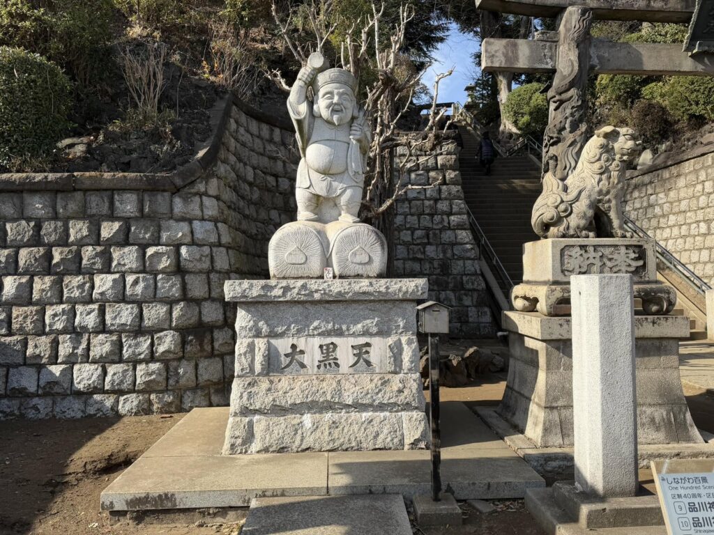 品川神社の双龍鳥居前に立つ大黒天像