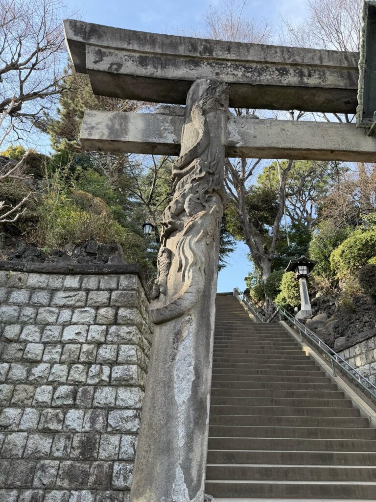 品川神社の双龍鳥居の左側に彫られた降り龍
