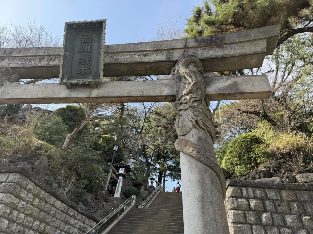品川神社の双龍鳥居の右側に彫られた昇り龍