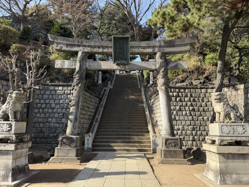 石段と双龍鳥居が見える品川神社の入口