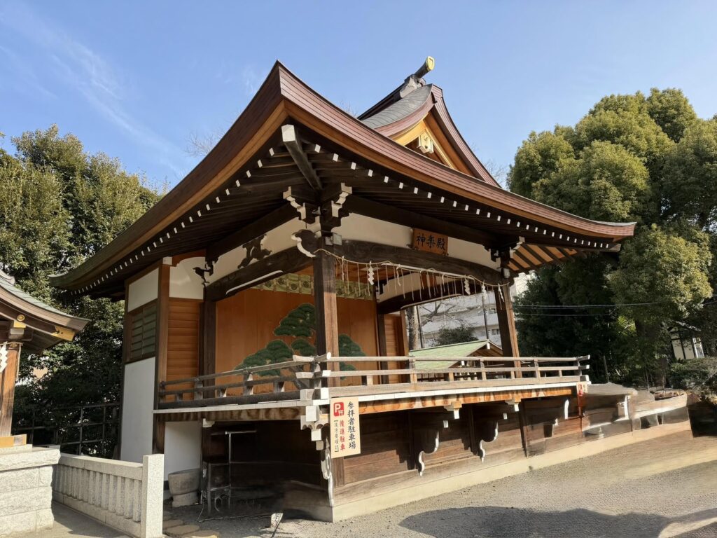 品川神社の境内にある神楽殿