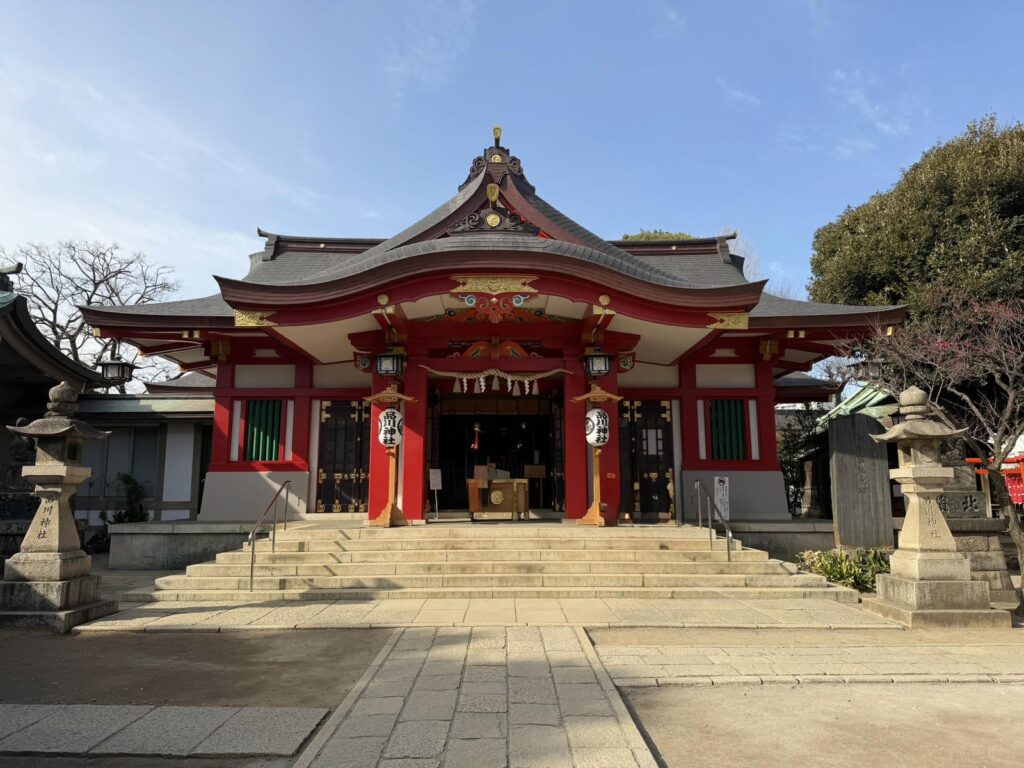 品川神社の境内に建つ朱色の御社殿