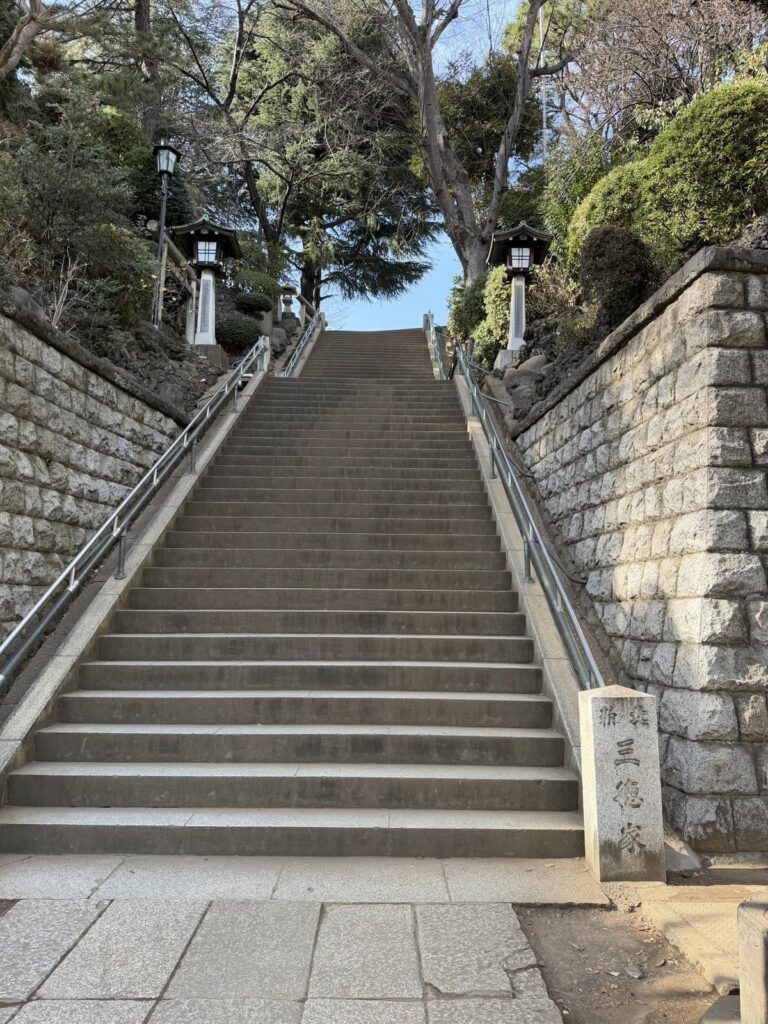品川神社の双龍鳥居から境内へ続く石段