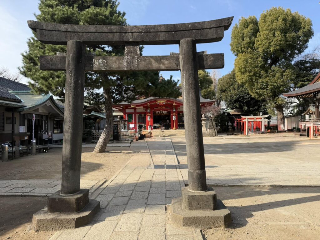 品川神社境内に立つ品川区指定文化財の石造鳥居