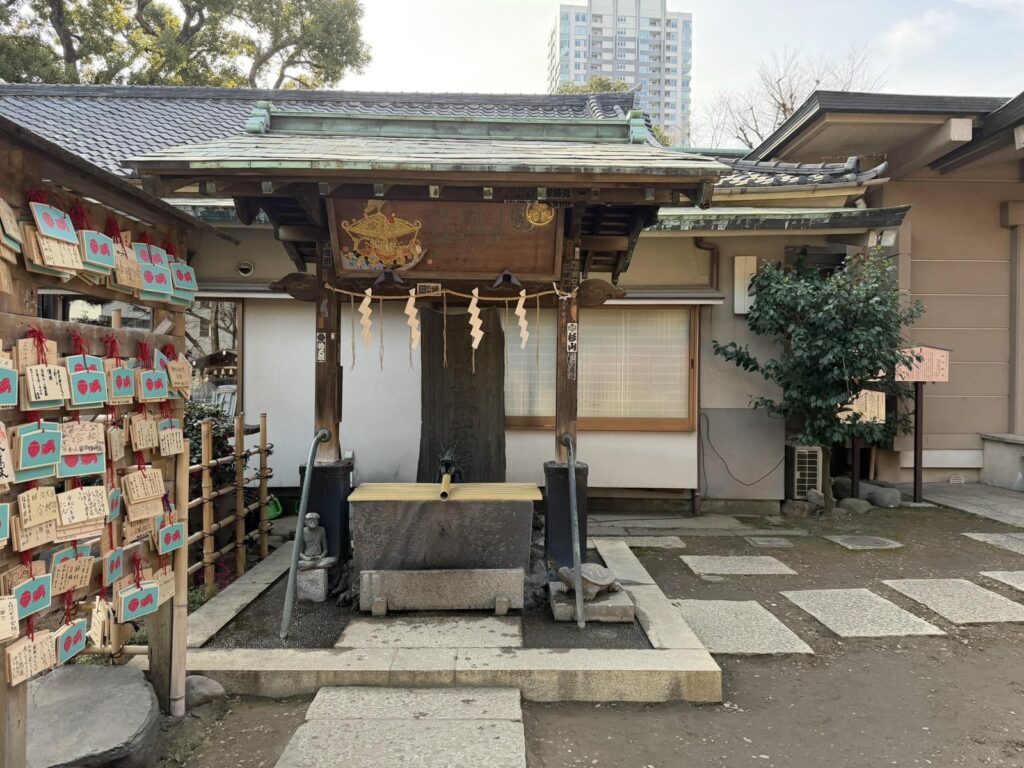 品川神社の境内にある手水舎