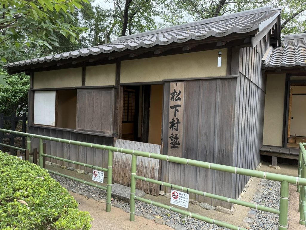 松陰神社境内にある松下村塾の模築