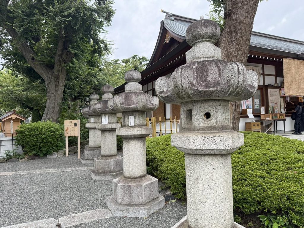 松陰神社境内に並ぶ32基の石燈籠