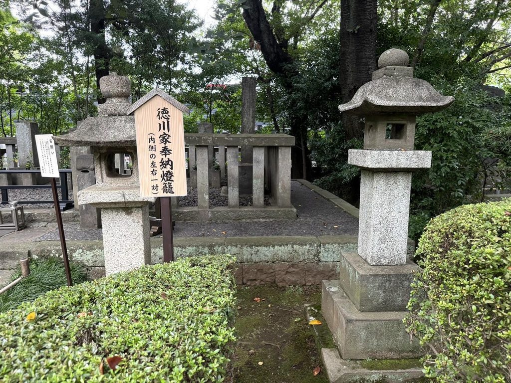 徳川家から奉納された左右一対の石燈籠