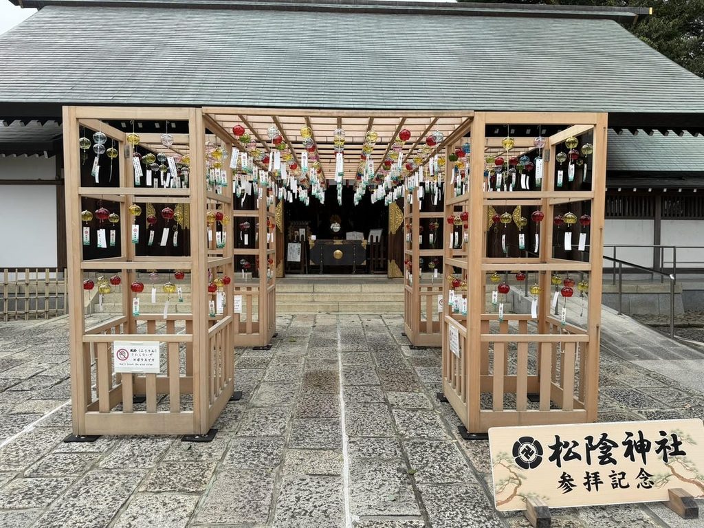 松陰神社の本殿前に設置された風鈴棚