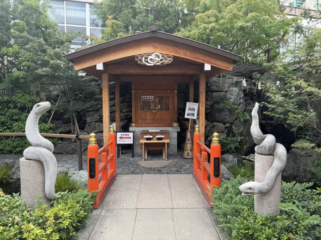 蛇窪神社の白蛇辨財天社