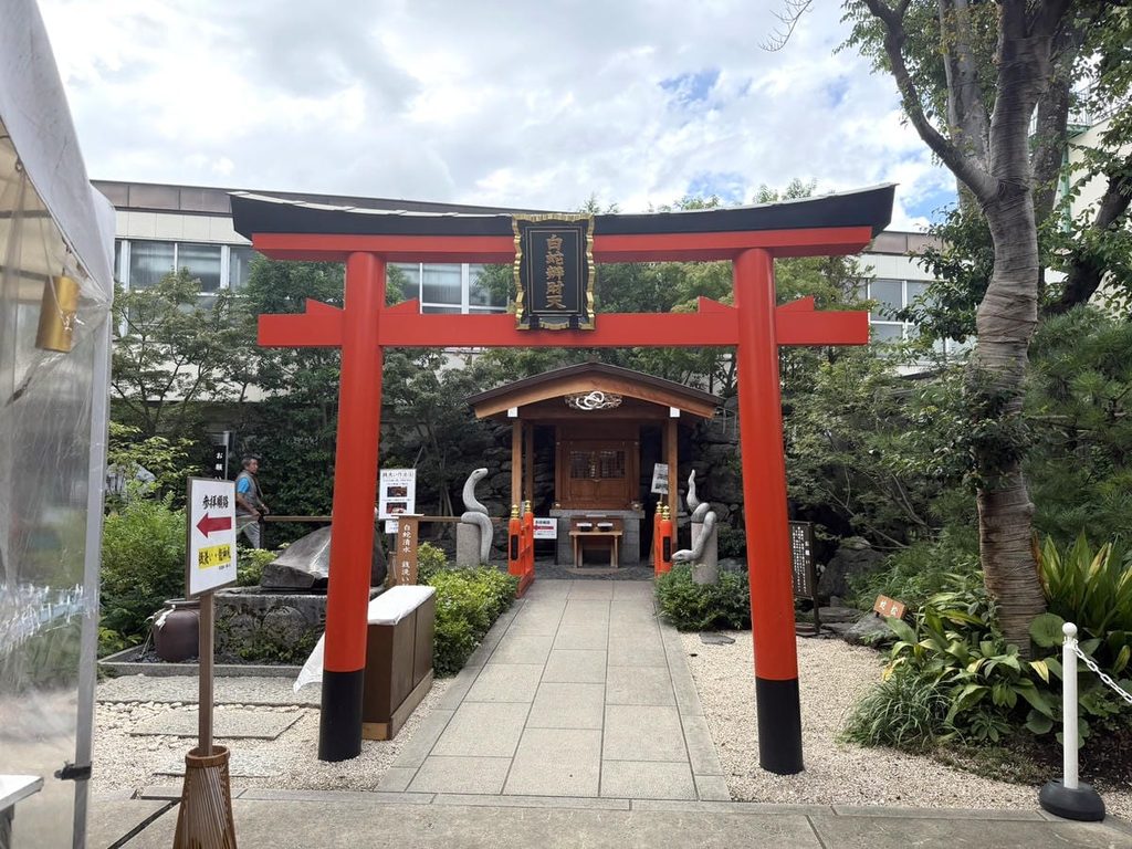 白蛇辨財天社の鳥居