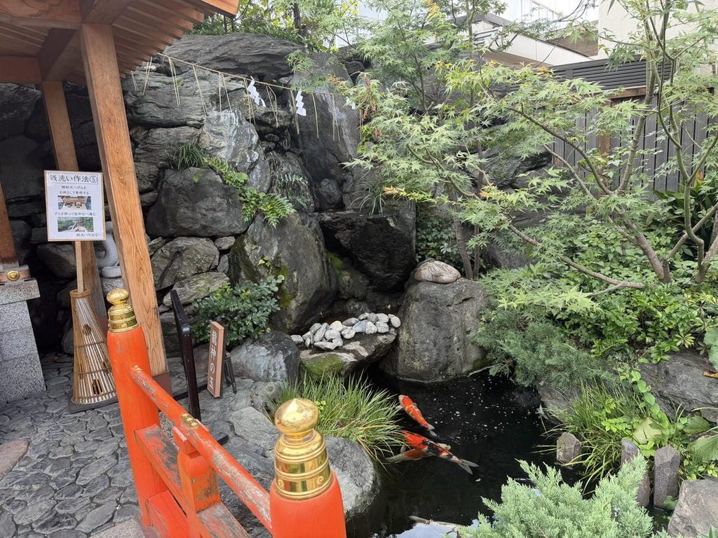 白蛇辨財天社の右手にある白龍の滝と龍神の玉