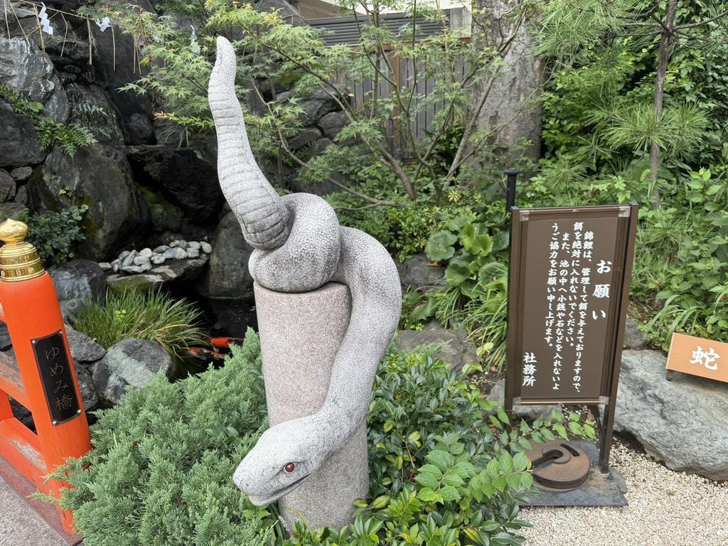 蛇窪神社の白蛇像