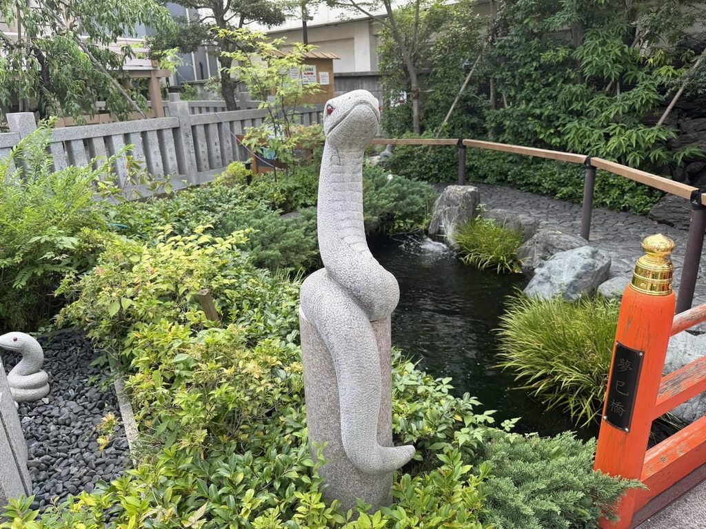 蛇窪神社の白蛇像を横から見た様子