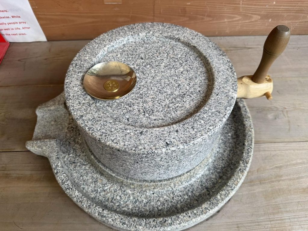 白蛇種銭を回す石臼