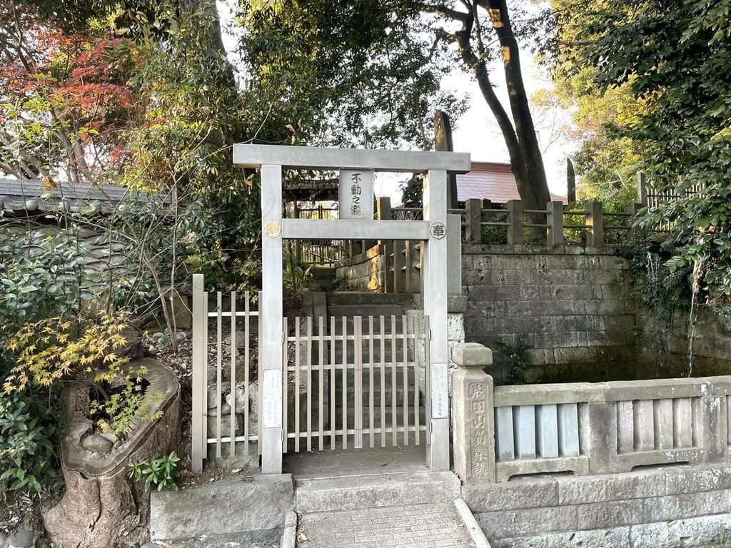 深大寺の不動の滝入口
