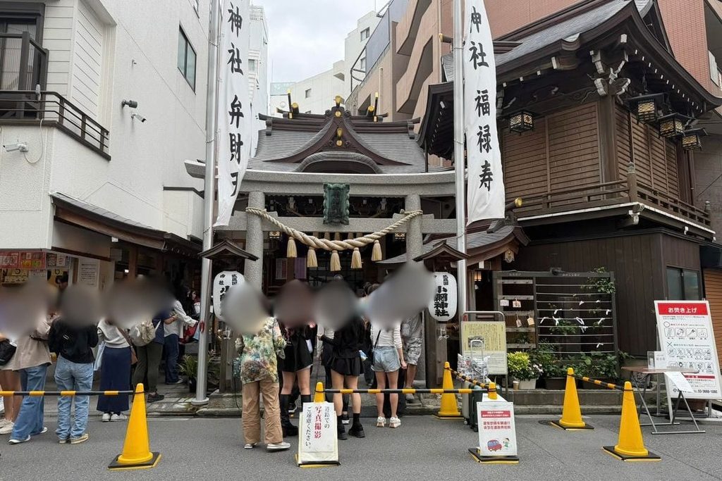 小網神社入口にできた参拝の列
