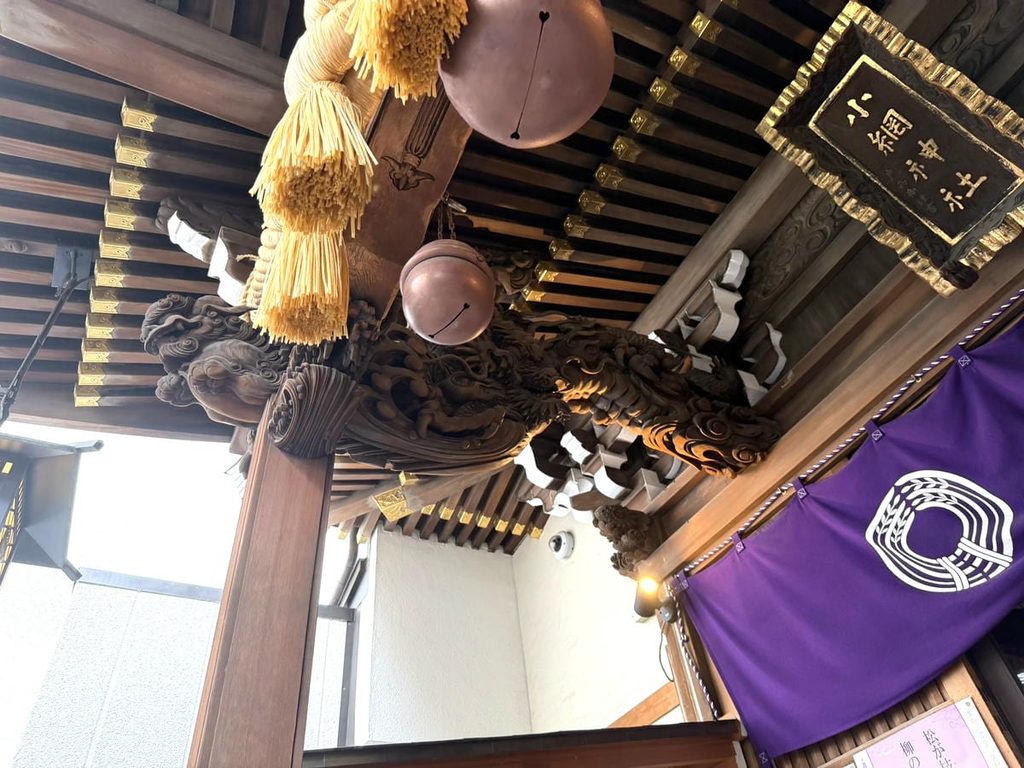 小網神社の降り龍の彫刻