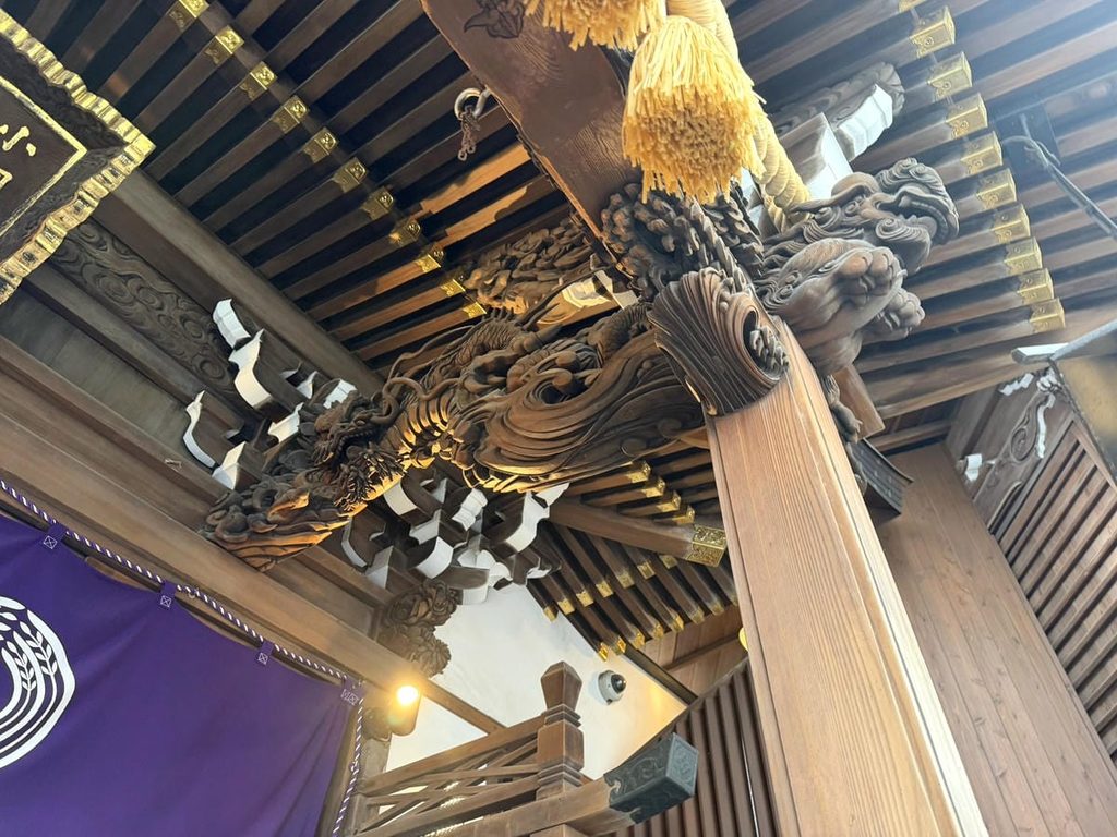 小網神社の昇り龍の彫刻