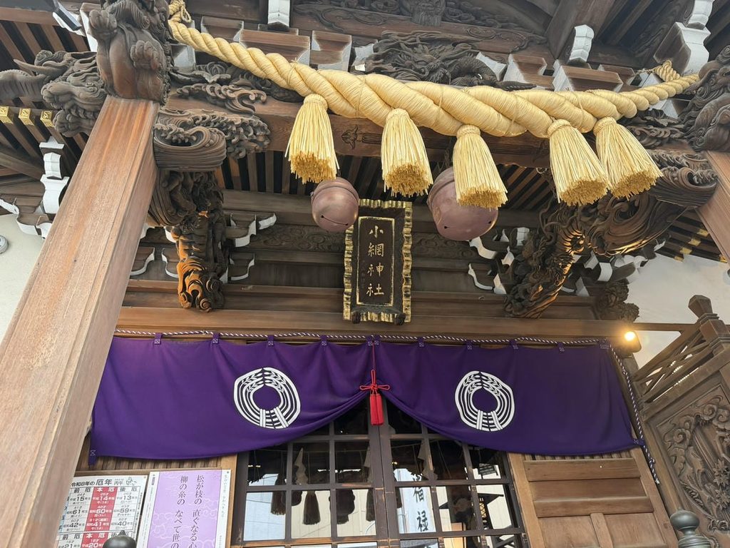 小網神社の御社殿を近くから見た様子