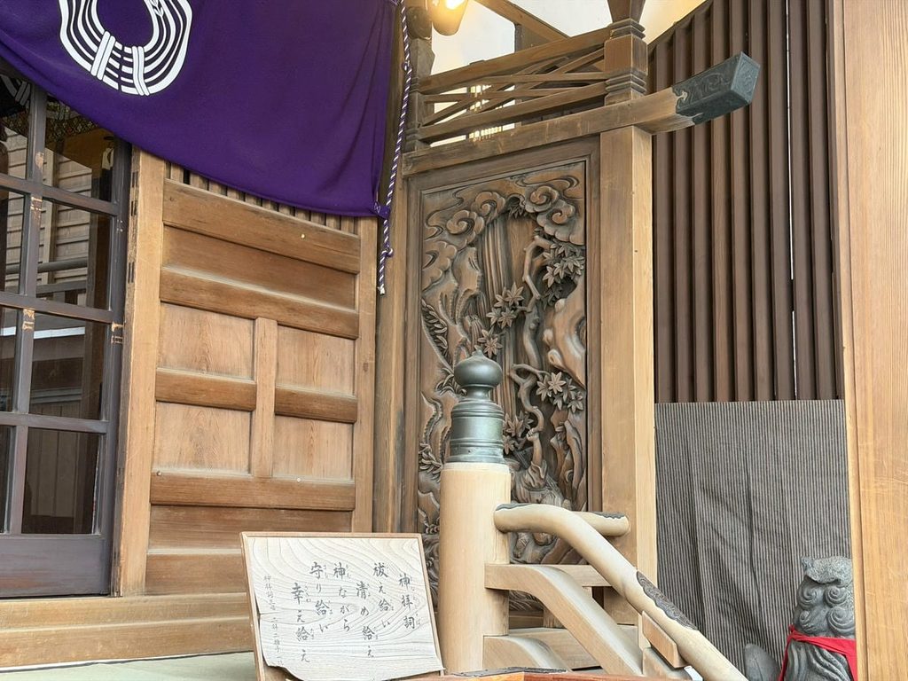 小網神社の養老の滝の彫刻