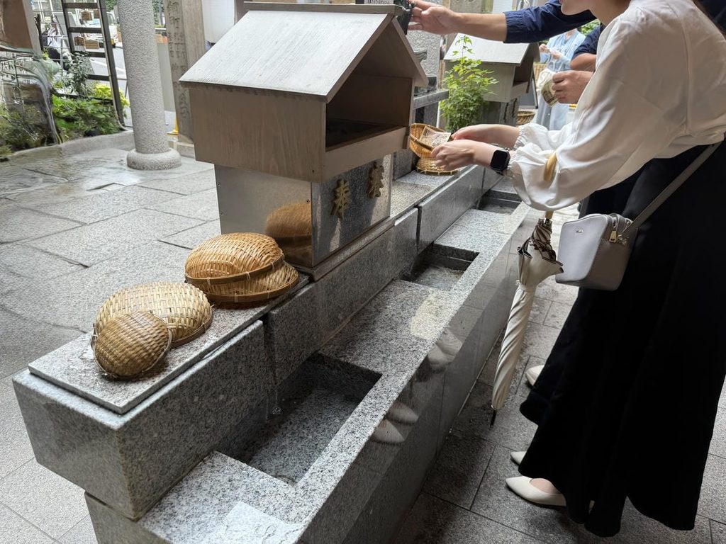 小網神社の銭洗いの井
