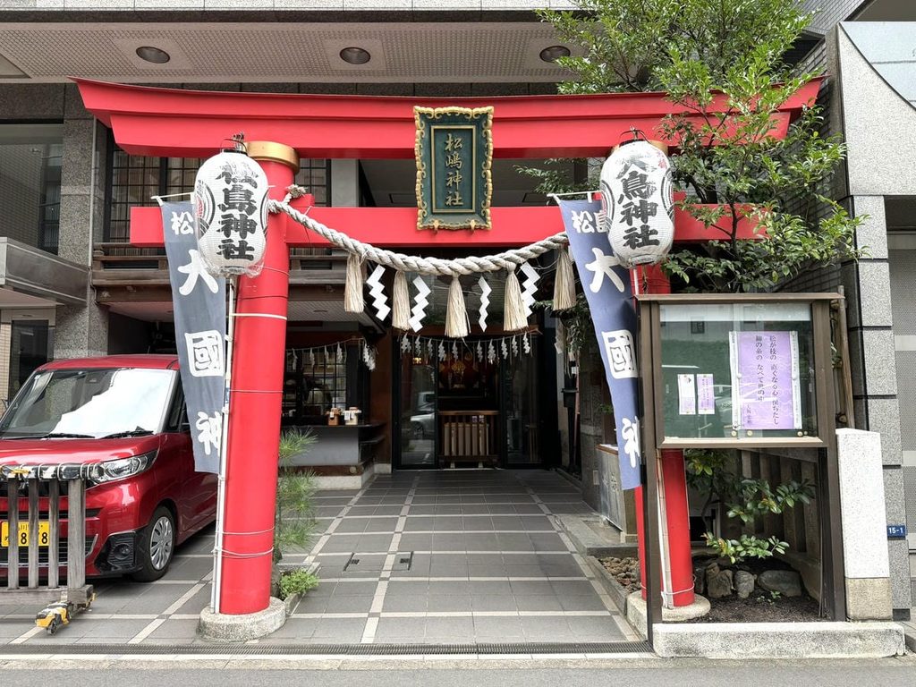 ビル1階に鎮座する松島神社