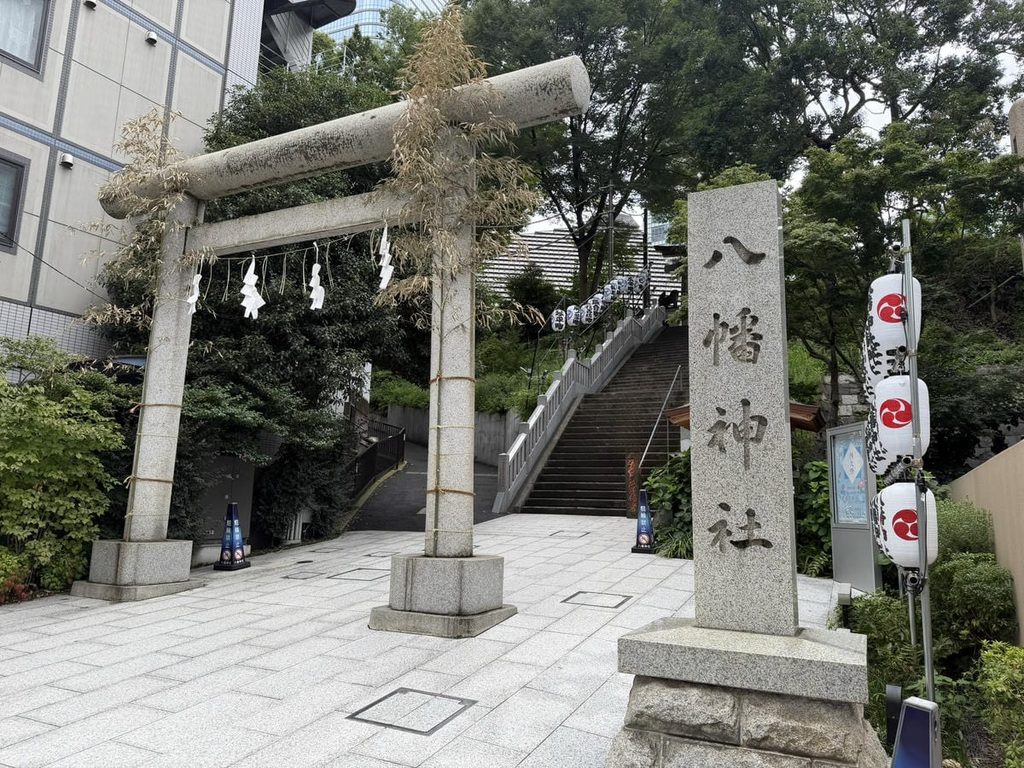 西久保八幡神社の入口の鳥居