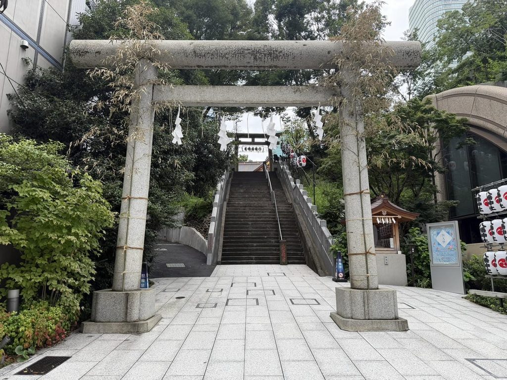 西久保八幡神社の鳥居と男坂