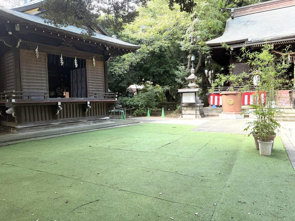 太子堂八幡神社の御社殿と神楽殿前の境内