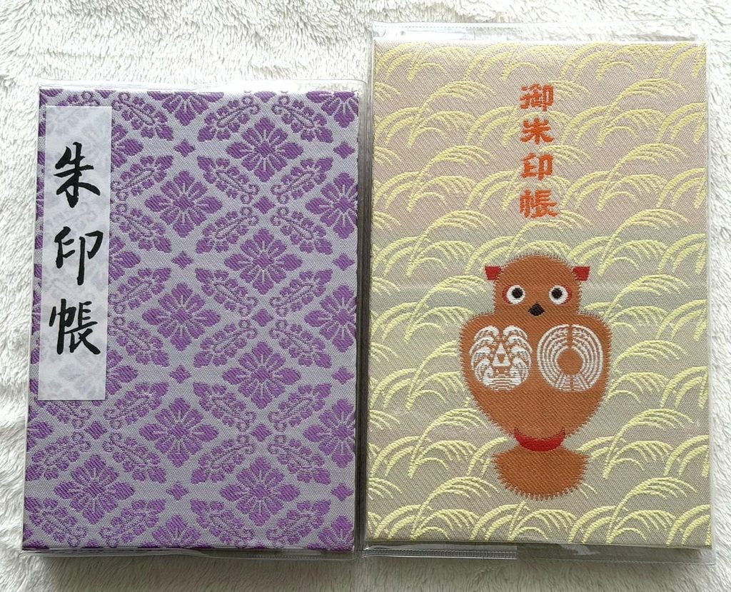 大きさの異なる御朱印帳を並べた比較