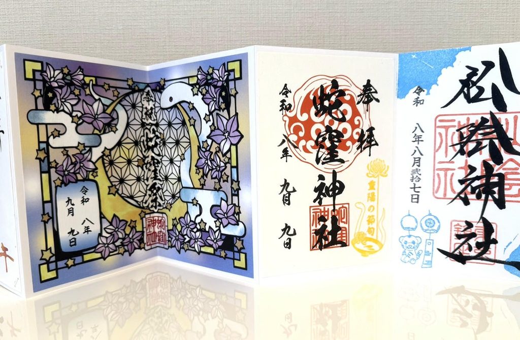 御朱印帳に並んだ直書きと書き置きの御朱印