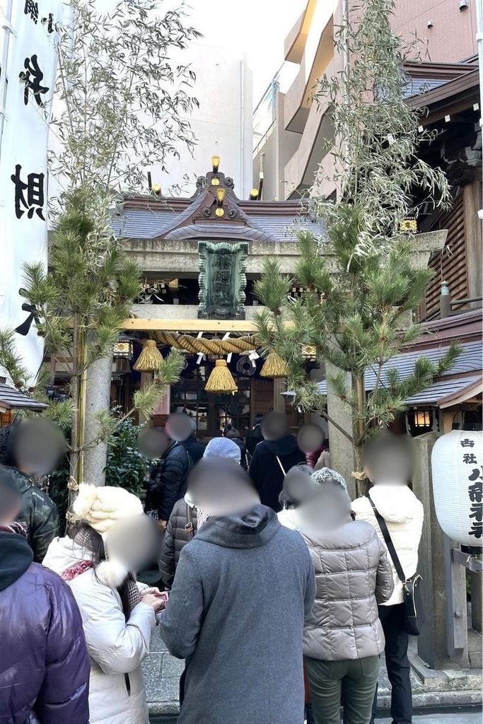 小網神社の初詣で混雑する拝殿前