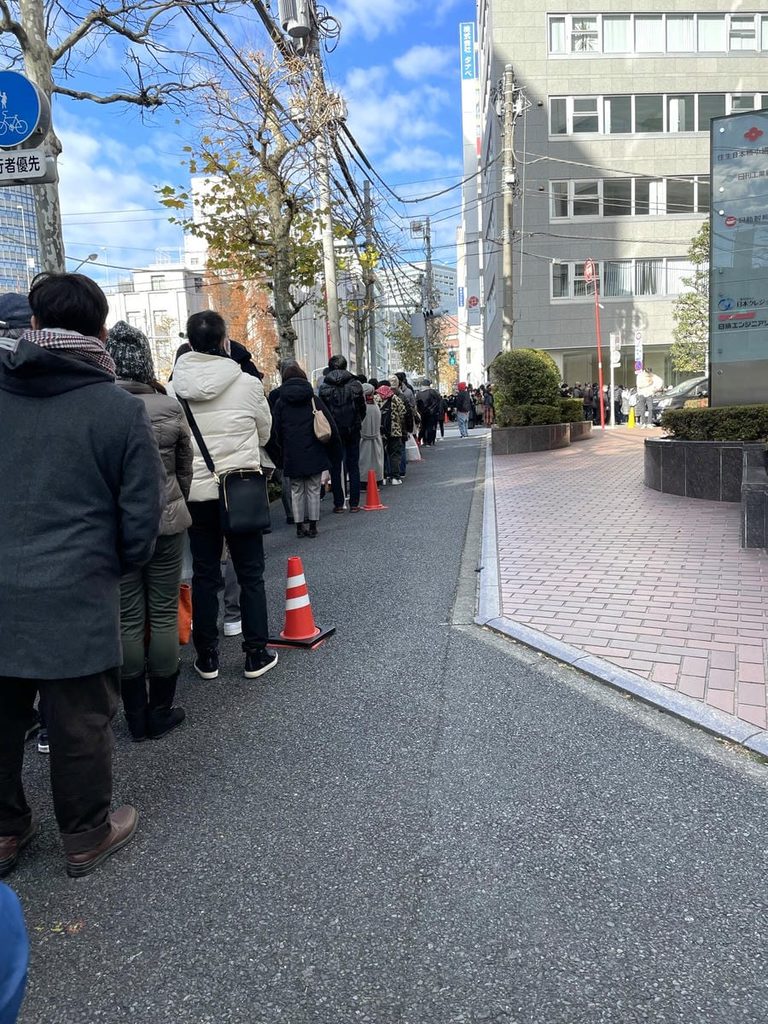 小網神社の初詣で長く伸びた参拝列
