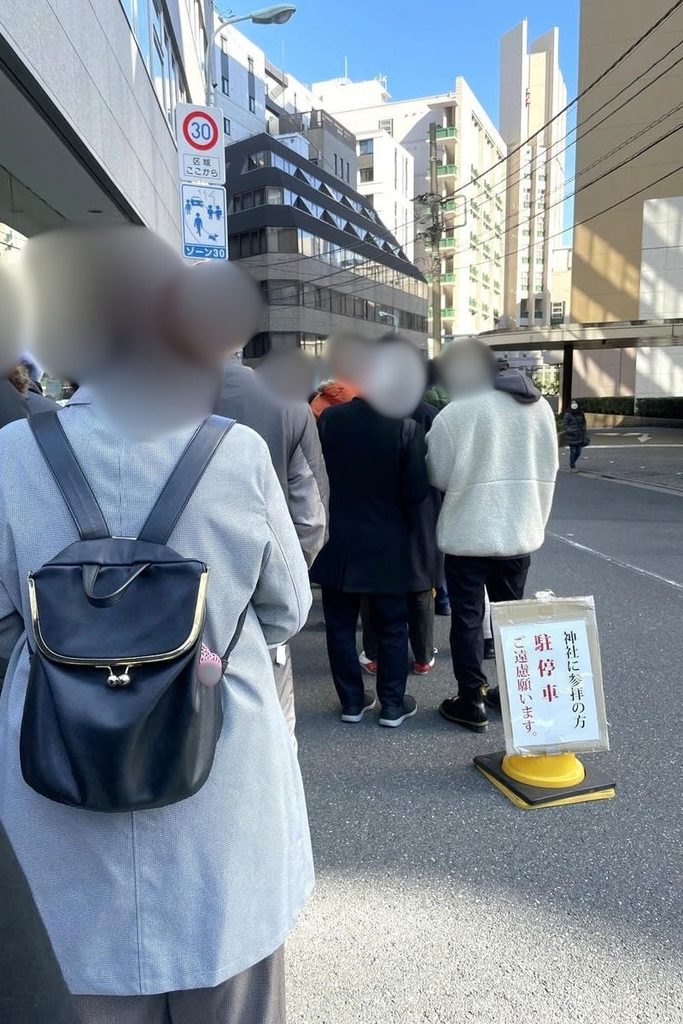 小網神社の初詣の参拝待ちの行列