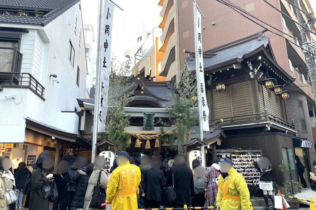 1月上旬の小網神社の入口と参拝者