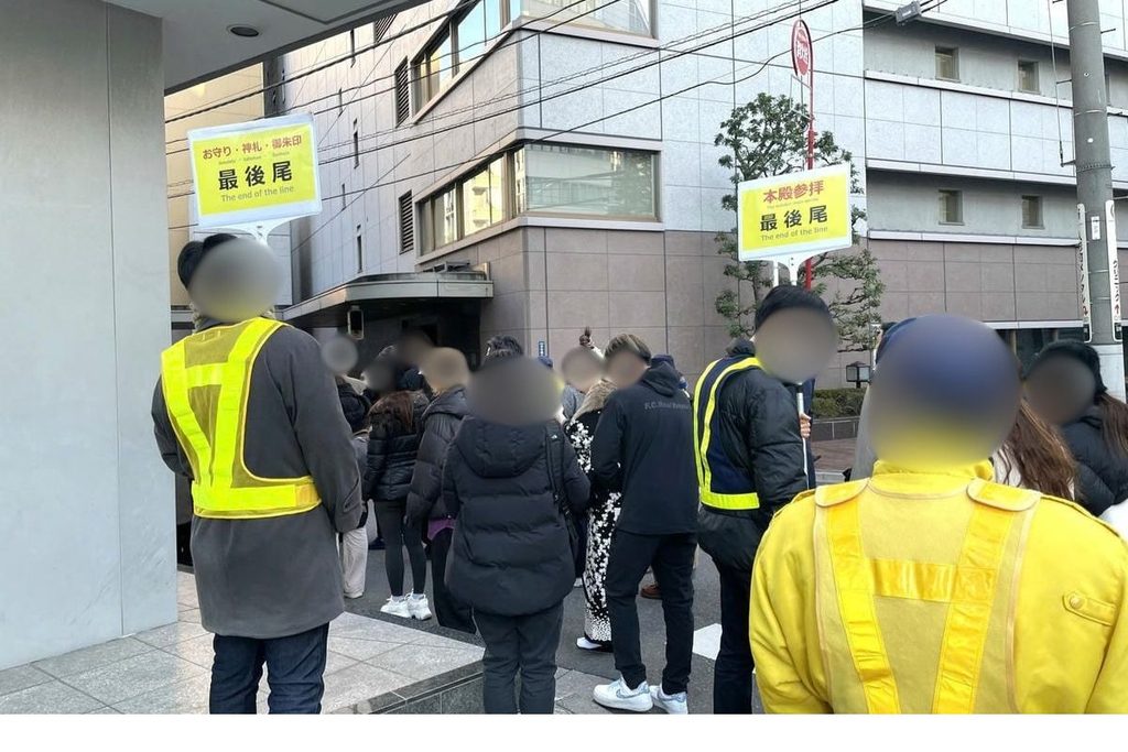 小網神社で参拝列と授与所列を分けて案内する様子