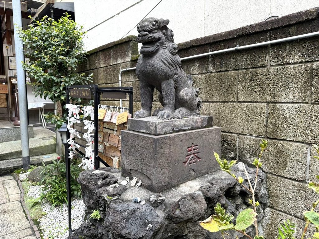 末廣神社の境内にある狛犬