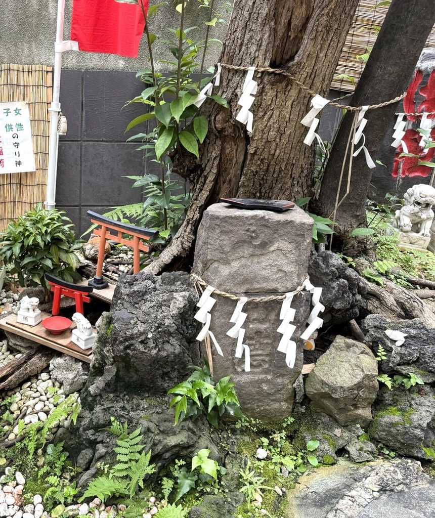 末廣神社の椎の木の根元にある末廣徳の石