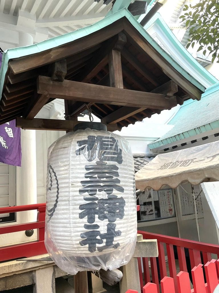 椙森神社の境内に吊るされた椙森神社と書かれた白い提灯